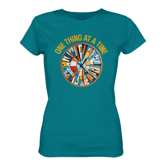 One Thing at a Time Damen T-Shirt | Premium Achtsamkeit Spruch Shirt
